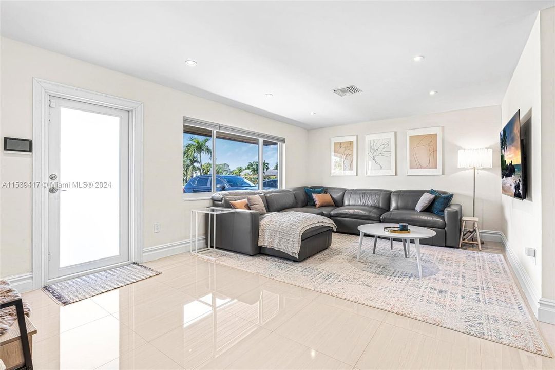 Recently Sold: $740,000 (3 beds, 2 baths, 1865 Square Feet)