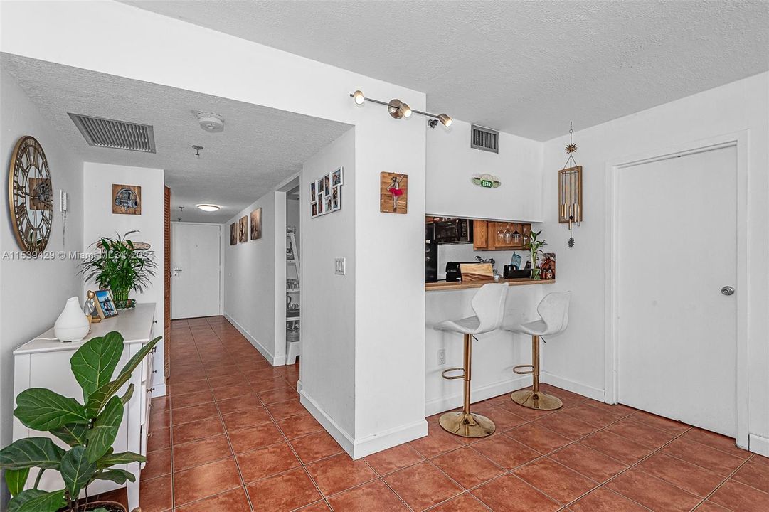 Active With Contract: $330,000 (1 beds, 1 baths, 840 Square Feet)