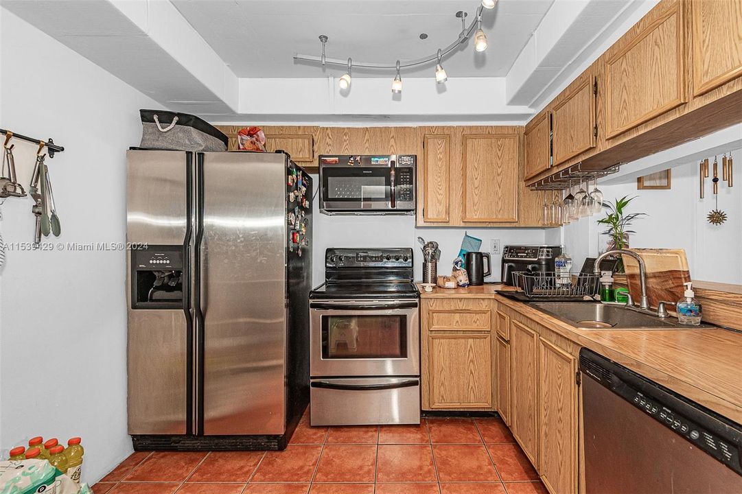 Active With Contract: $330,000 (1 beds, 1 baths, 840 Square Feet)