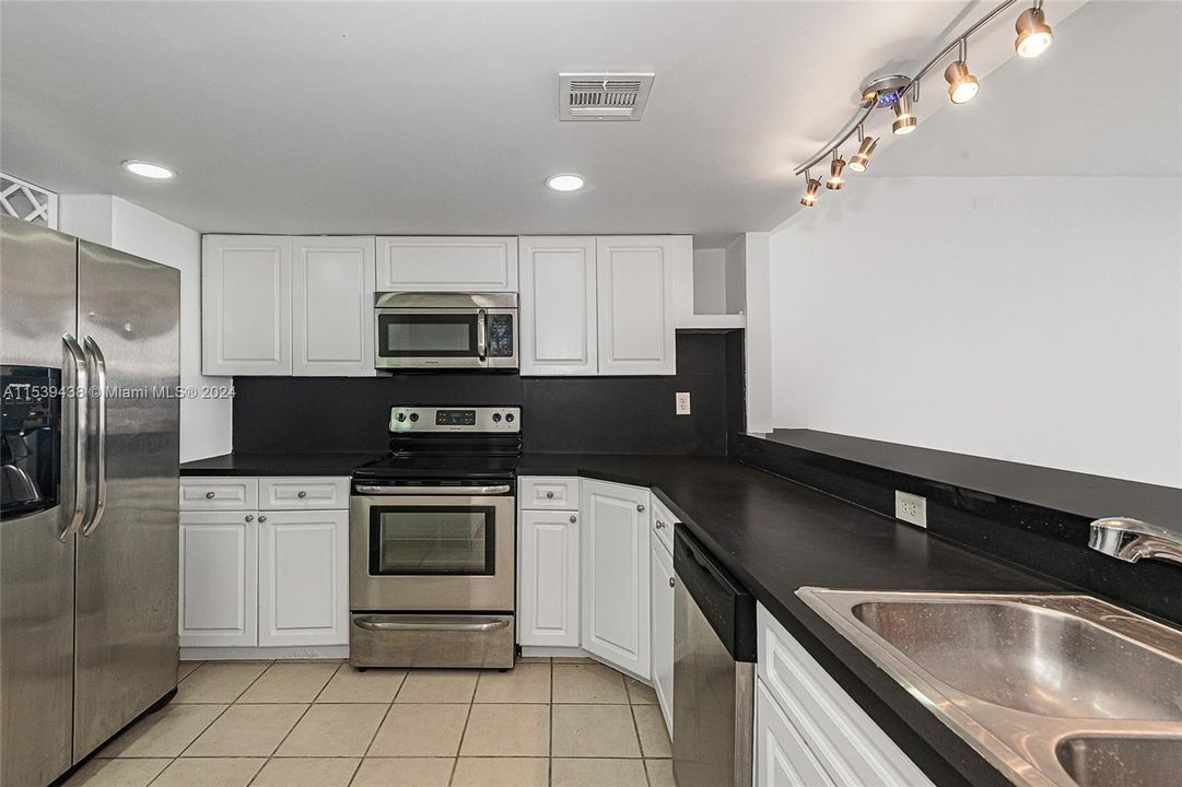 For Sale: $345,000 (1 beds, 1 baths, 840 Square Feet)