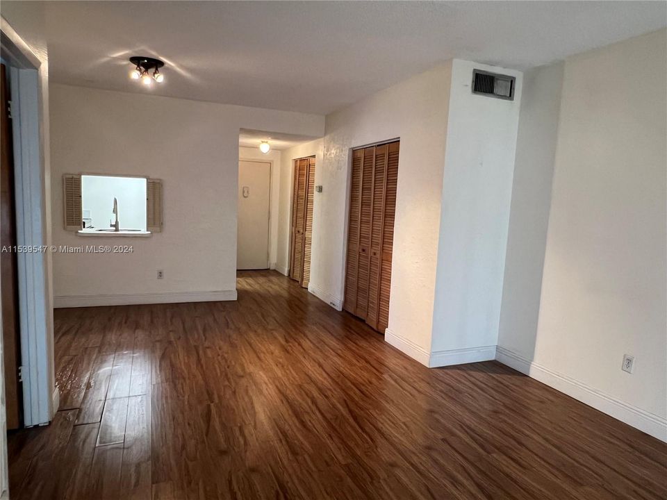 Active With Contract: $279,900 (1 beds, 1 baths, 725 Square Feet)