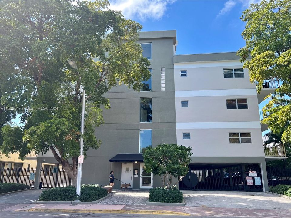 Active With Contract: $279,900 (1 beds, 1 baths, 725 Square Feet)