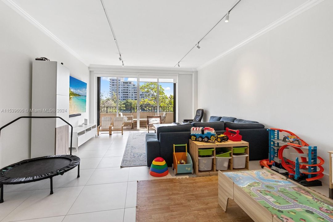 Active With Contract: $2,950,000 (4 beds, 4 baths, 3038 Square Feet)