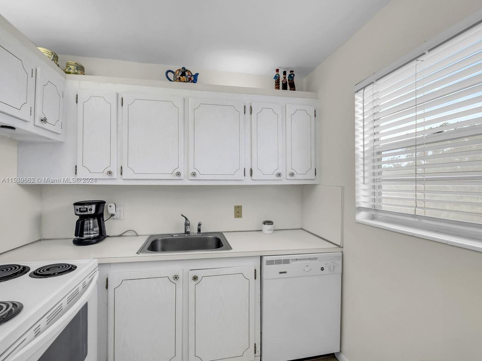 Active With Contract: $140,999 (2 beds, 1 baths, 820 Square Feet)