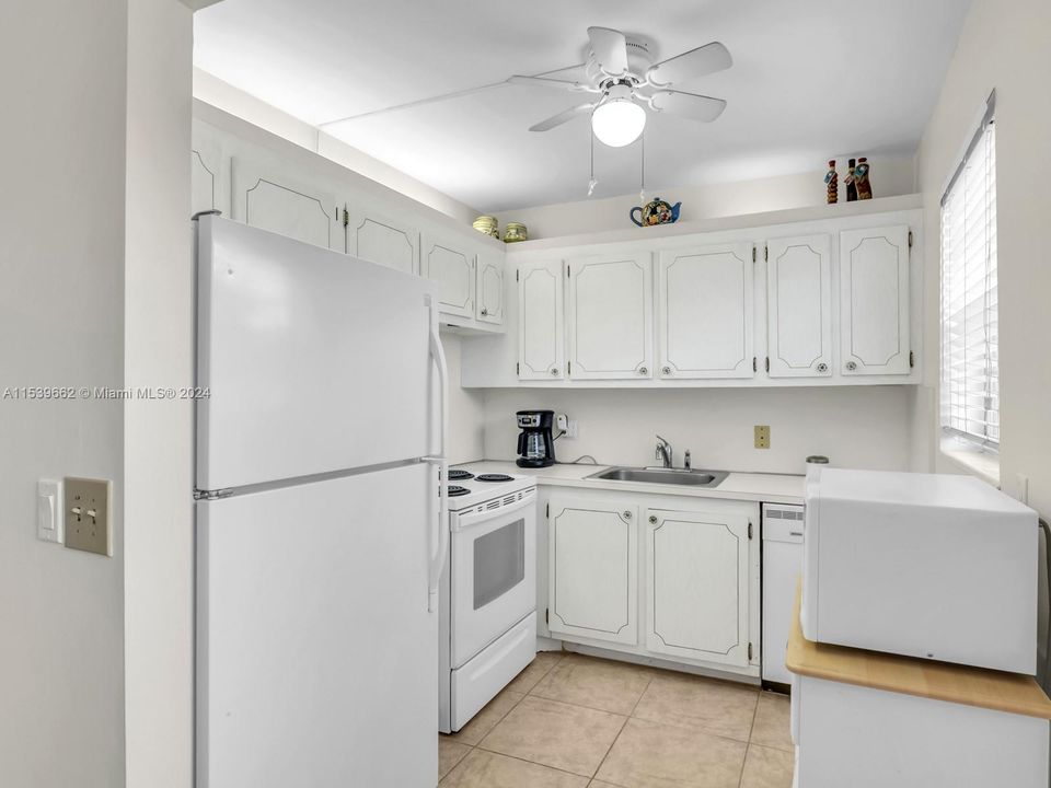 Active With Contract: $140,999 (2 beds, 1 baths, 820 Square Feet)