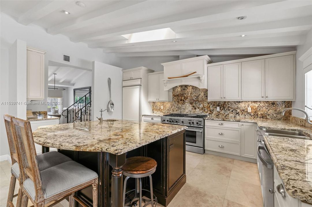 Recently Sold: $3,470,000 (4 beds, 3 baths, 2912 Square Feet)