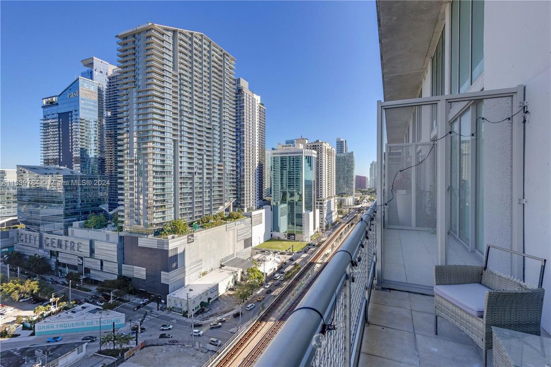 For Sale: $474,000 (1 beds, 1 baths, 843 Square Feet)