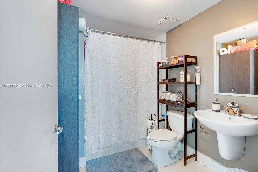 For Sale: $475,000 (1 beds, 1 baths, 843 Square Feet)