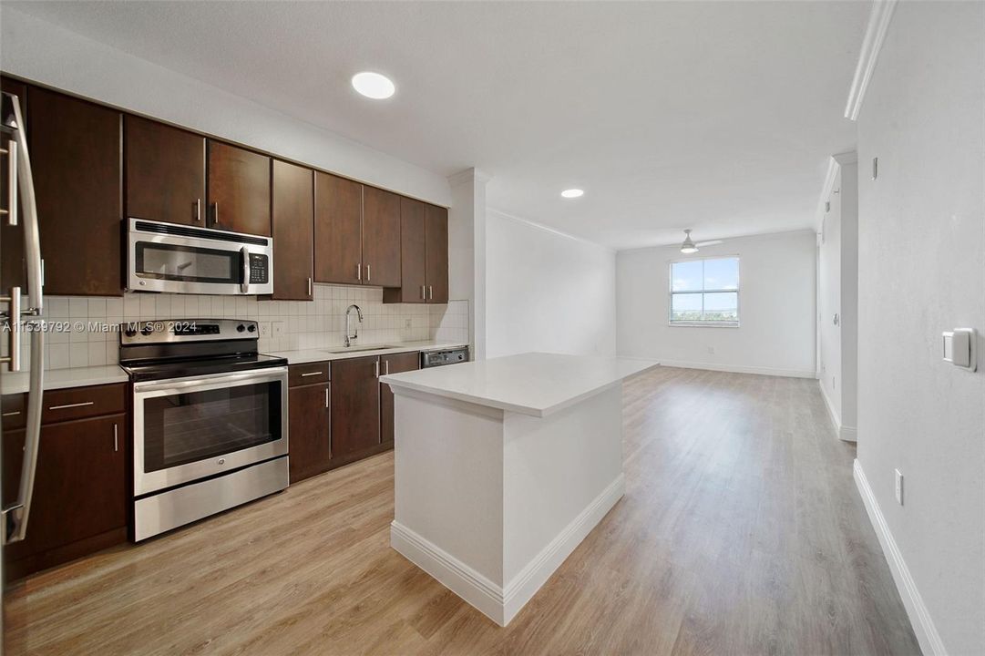 Active With Contract: $2,040 (1 beds, 1 baths, 778 Square Feet)