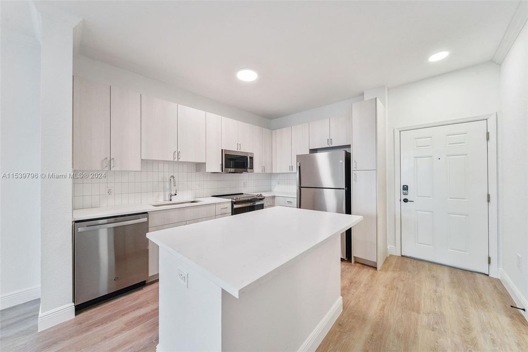 Active With Contract: $2,209 (1 beds, 1 baths, 778 Square Feet)