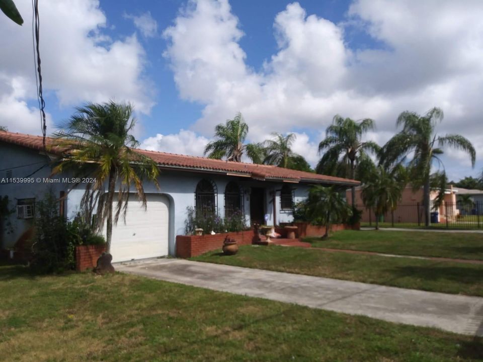 For Sale: $950,000 (5 beds, 3 baths, 3927 Square Feet)