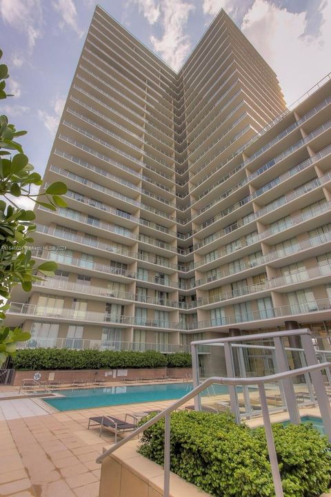 Active With Contract: $369,000 (0 beds, 1 baths, 492 Square Feet)