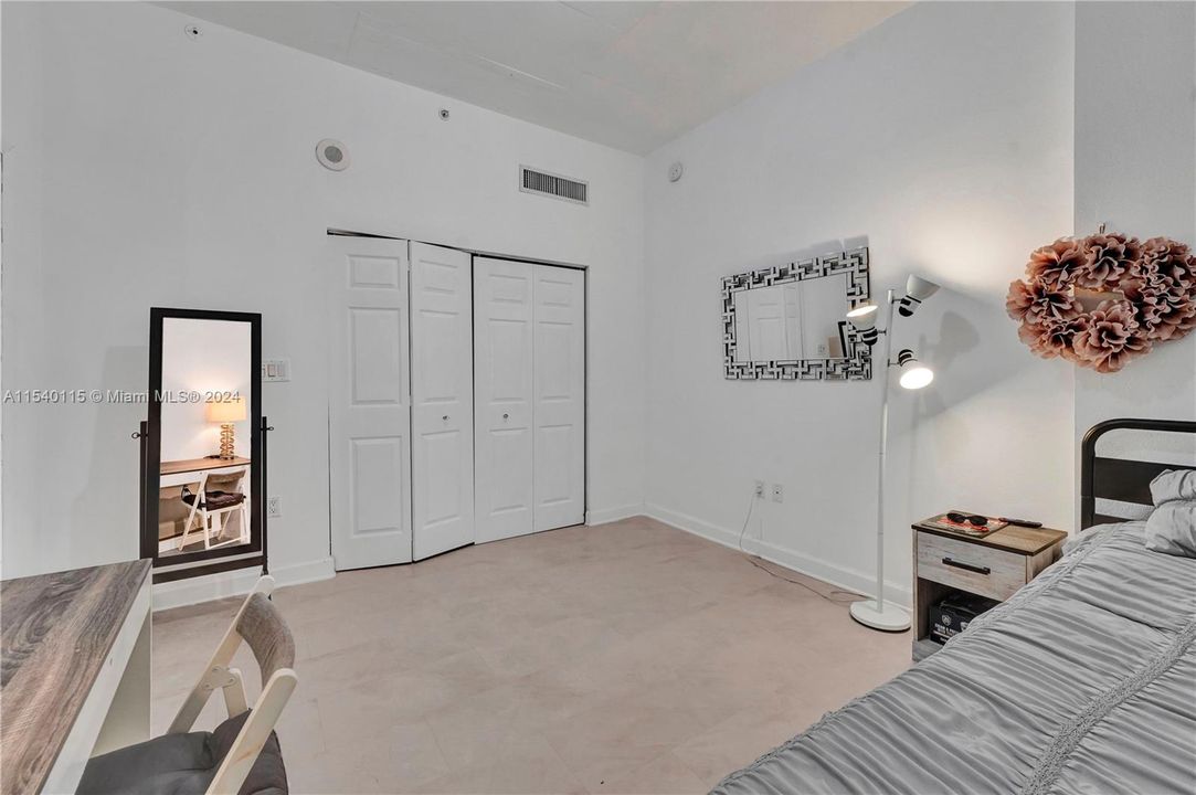 For Sale: $345,900 (1 beds, 1 baths, 738 Square Feet)