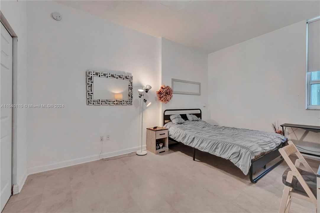 For Sale: $345,900 (1 beds, 1 baths, 738 Square Feet)