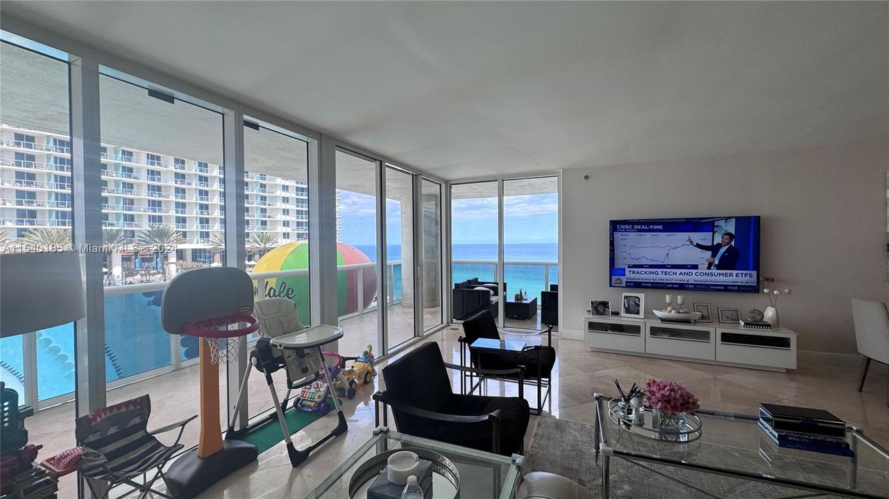 For Sale: $1,230,000 (2 beds, 2 baths, 1782 Square Feet)