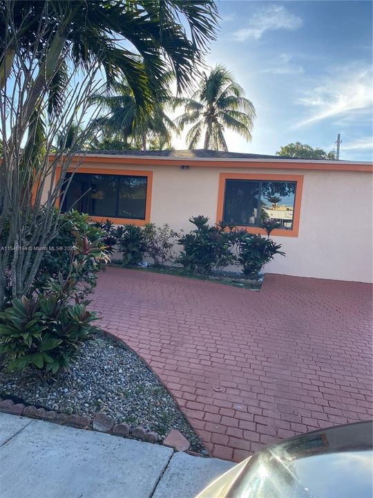 最近售出: $650,000 (3 贝兹, 2 浴室, 1395 平方英尺)