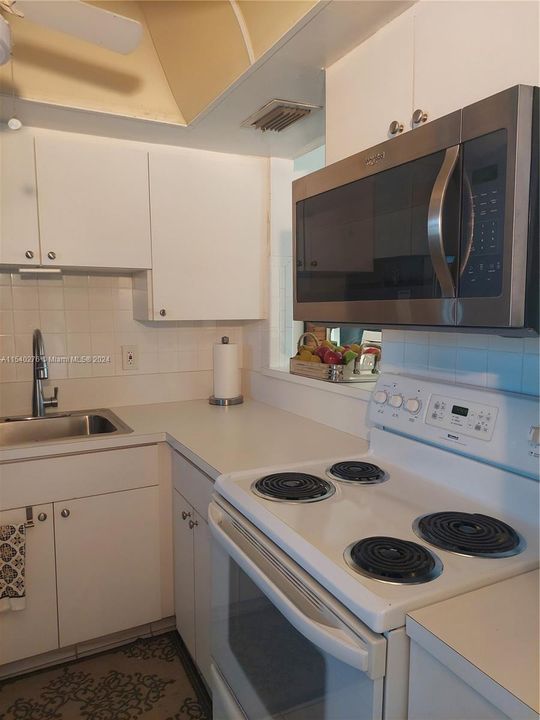 For Sale: $175,000 (1 beds, 1 baths, 732 Square Feet)