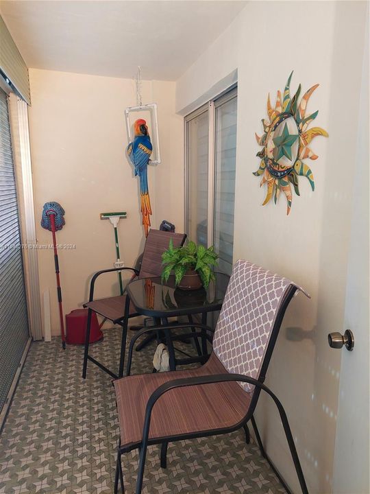 For Sale: $175,000 (1 beds, 1 baths, 732 Square Feet)