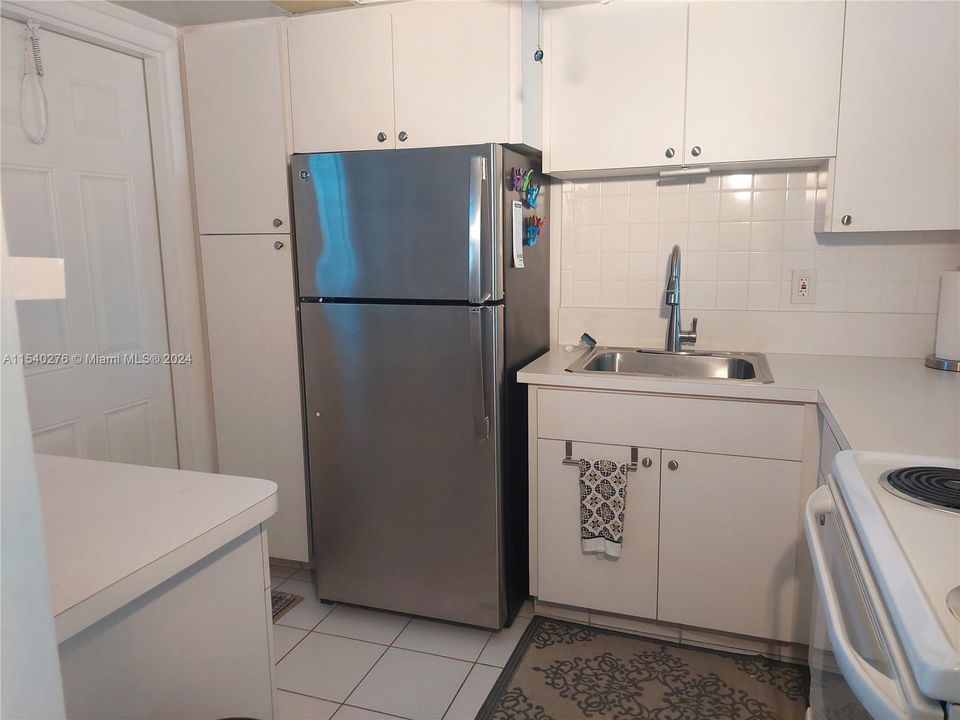 For Sale: $175,000 (1 beds, 1 baths, 732 Square Feet)