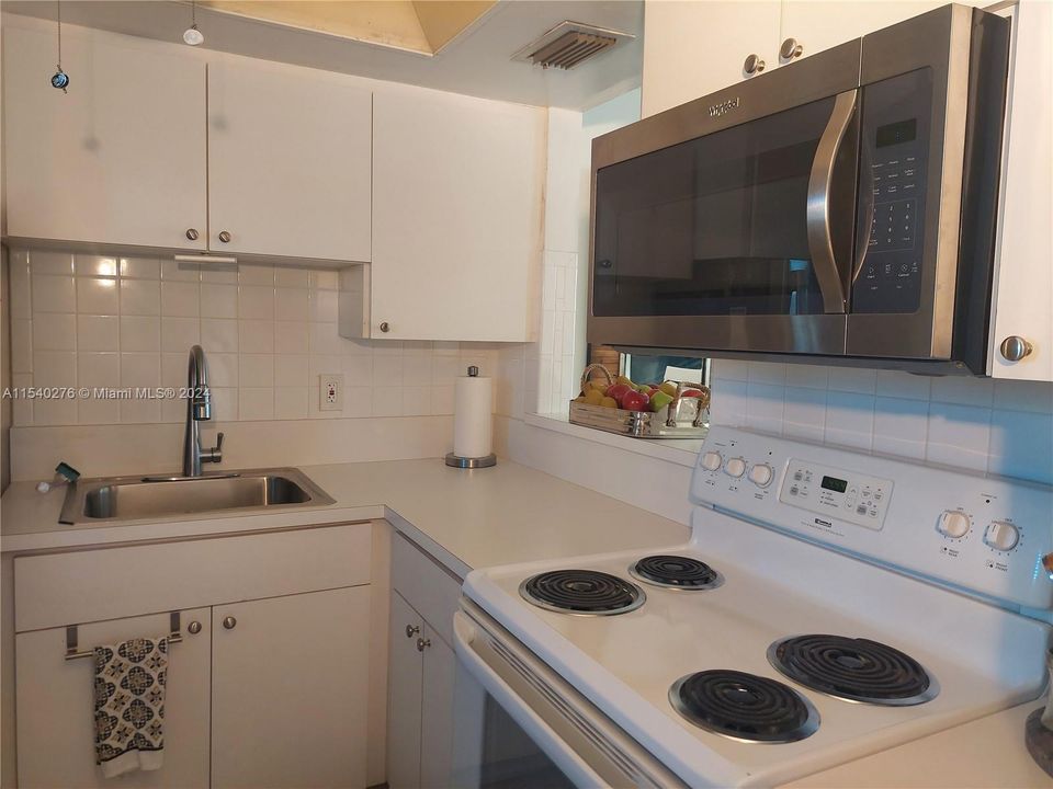 For Sale: $175,000 (1 beds, 1 baths, 732 Square Feet)