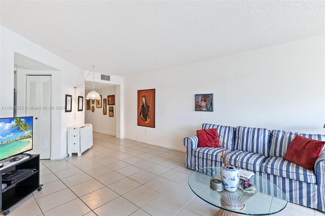 Recently Sold: $193,500 (1 beds, 1 baths, 986 Square Feet)