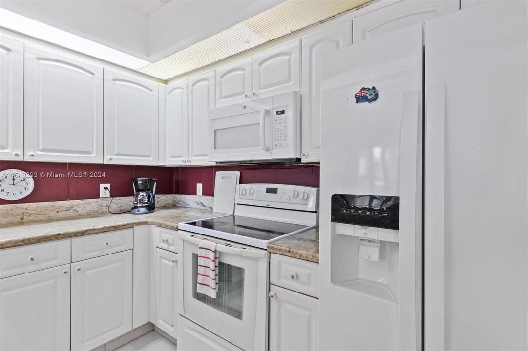 Recently Sold: $193,500 (1 beds, 1 baths, 986 Square Feet)