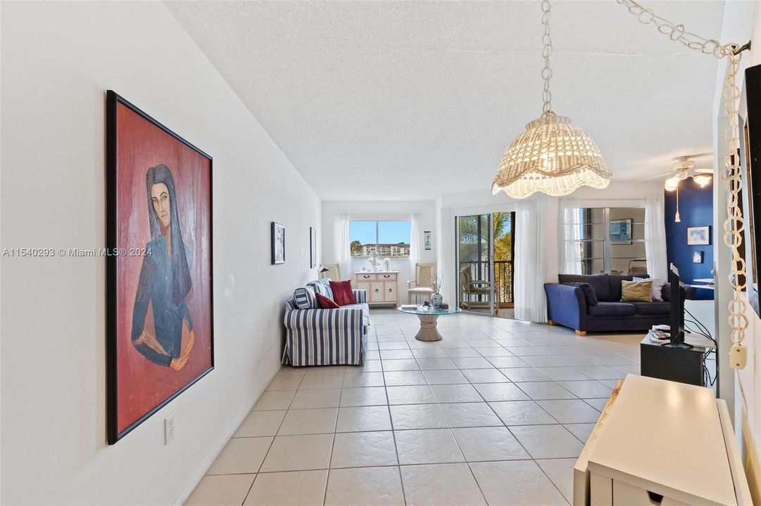 Recently Sold: $193,500 (1 beds, 1 baths, 986 Square Feet)