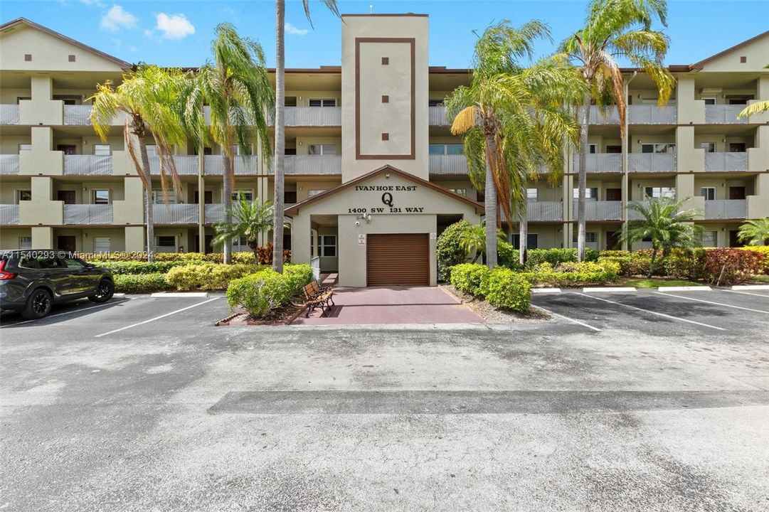 Recently Sold: $193,500 (1 beds, 1 baths, 986 Square Feet)
