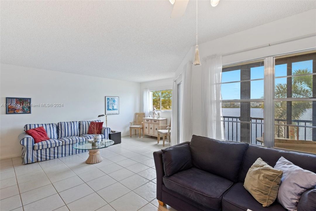 Recently Sold: $193,500 (1 beds, 1 baths, 986 Square Feet)