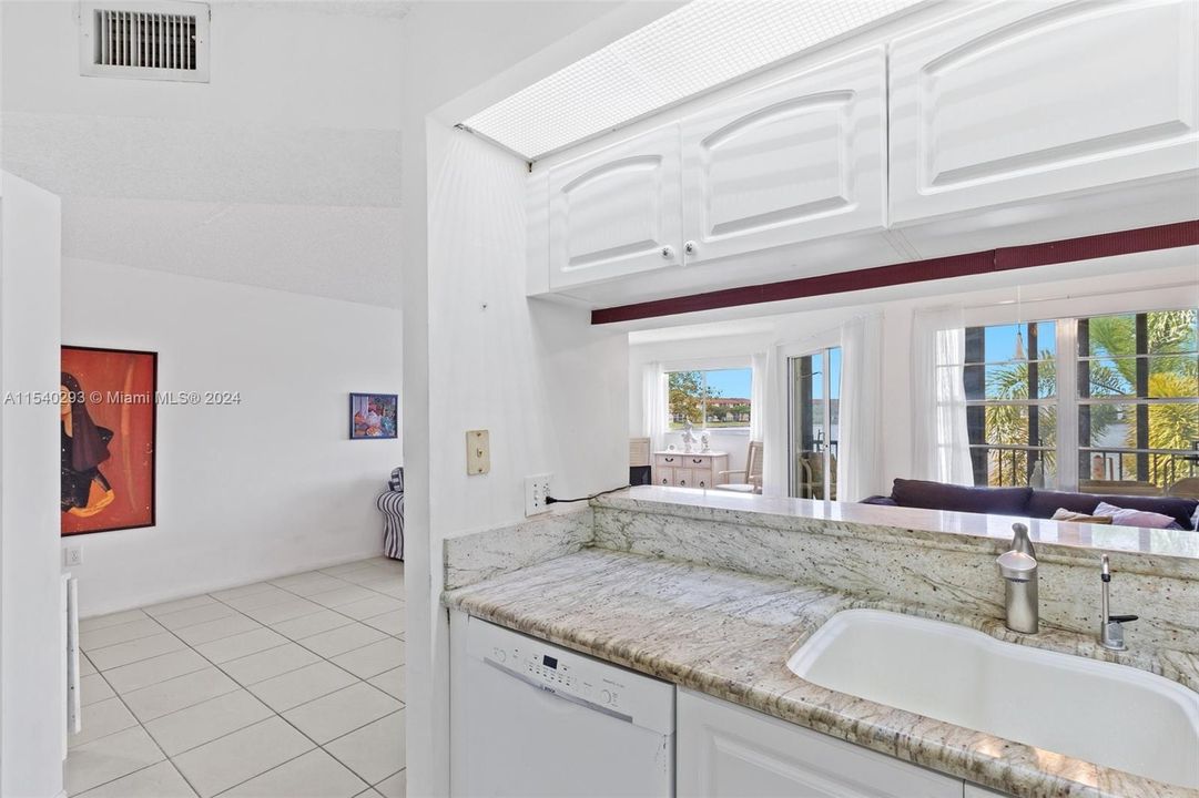 Recently Sold: $193,500 (1 beds, 1 baths, 986 Square Feet)