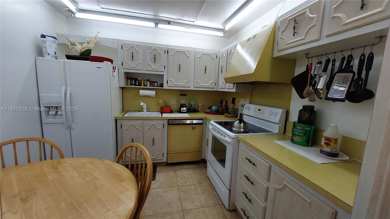 For Sale: $230,000 (1 beds, 1 baths, 1066 Square Feet)