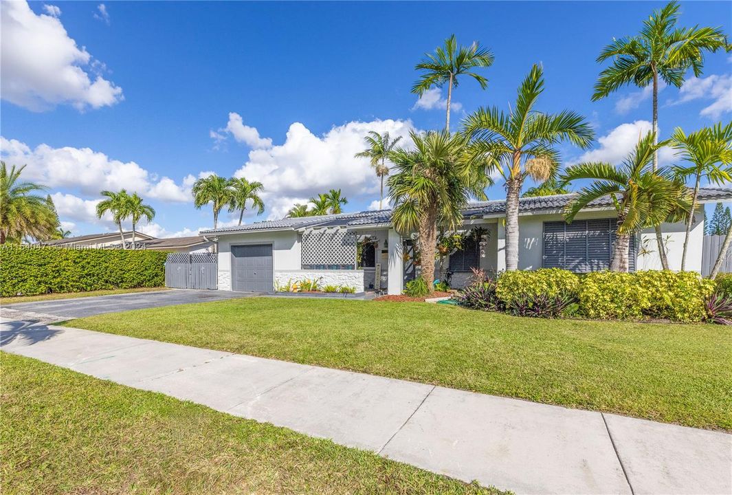 Recently Sold: $699,990 (4 beds, 2 baths, 1574 Square Feet)