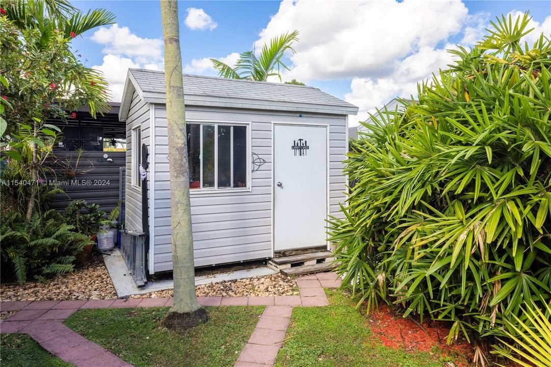 Recently Sold: $699,990 (4 beds, 2 baths, 1574 Square Feet)