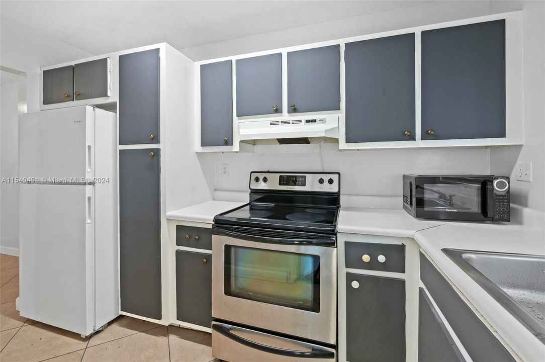 For Sale: $149,900 (1 beds, 1 baths, 597 Square Feet)