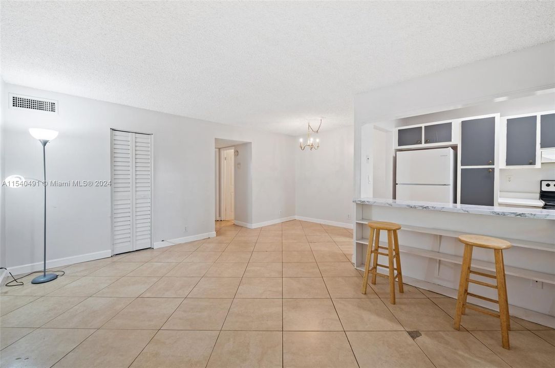 For Sale: $149,900 (1 beds, 1 baths, 597 Square Feet)