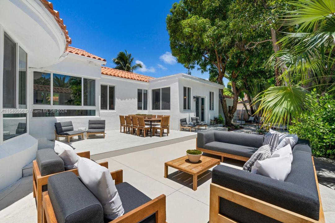 Recently Sold: $2,750,000 (4 beds, 3 baths, 2832 Square Feet)