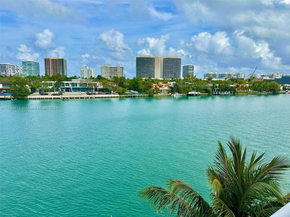 Approximate east views from La Maré Signature toward the multimillion dollar homes of the Village of Bal Harbour and the turquoise waters of the intracoastal teaming with dolphins, manatees, eagle rays,...