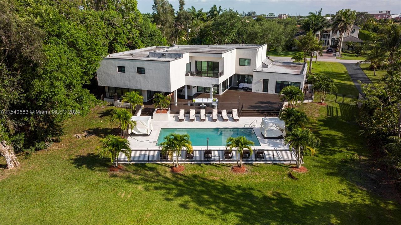 En Venta: $3,495,000 (9 camas, 6 baños, 8582 Pies cuadrados)