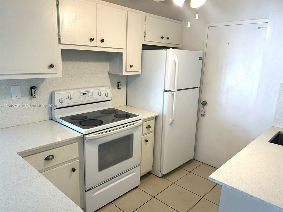 For Sale: $185,000 (1 beds, 1 baths, 861 Square Feet)
