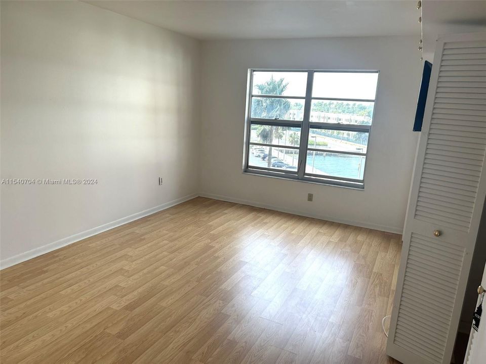 For Sale: $185,000 (1 beds, 1 baths, 861 Square Feet)
