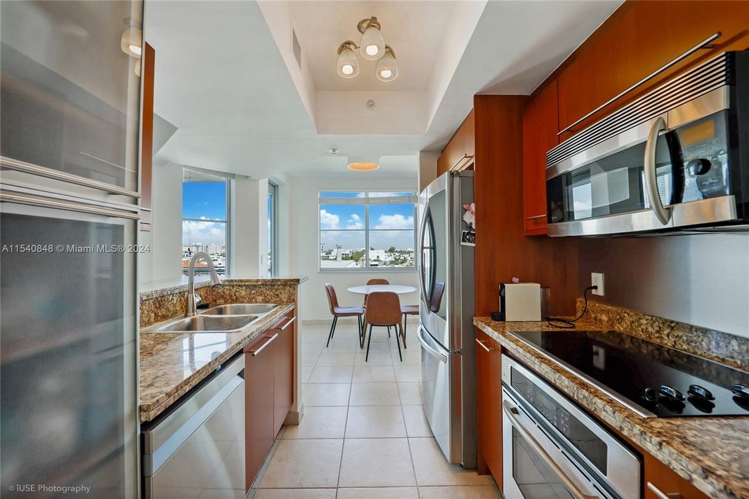 For Sale: $775,000 (1 beds, 1 baths, 826 Square Feet)