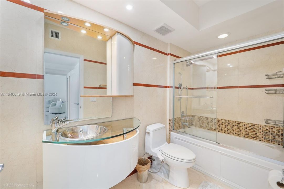 For Sale: $775,000 (1 beds, 1 baths, 826 Square Feet)