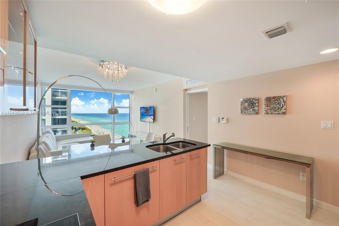 For Sale: $700,000 (1 beds, 1 baths, 662 Square Feet)