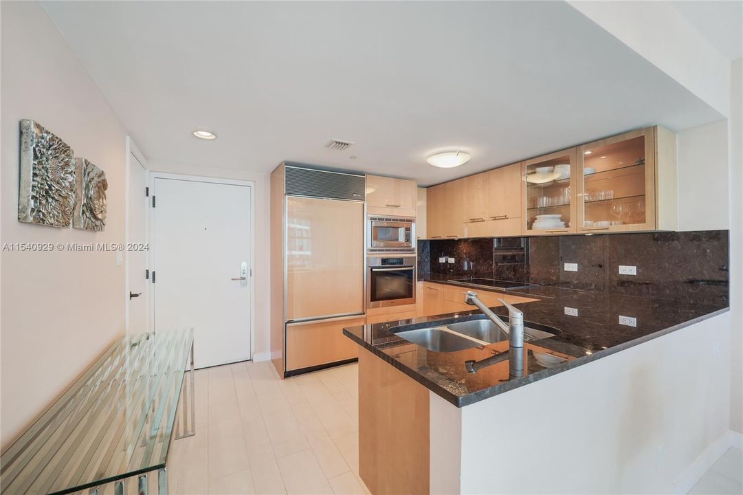 For Sale: $700,000 (1 beds, 1 baths, 662 Square Feet)