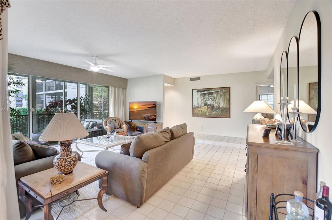 Vendido Recientemente: $489,000 (3 camas, 2 baños, 1900 Pies cuadrados)
