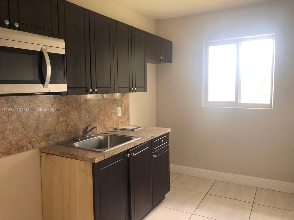 Recently Rented: $1,900 (2 beds, 1 baths, 920 Square Feet)