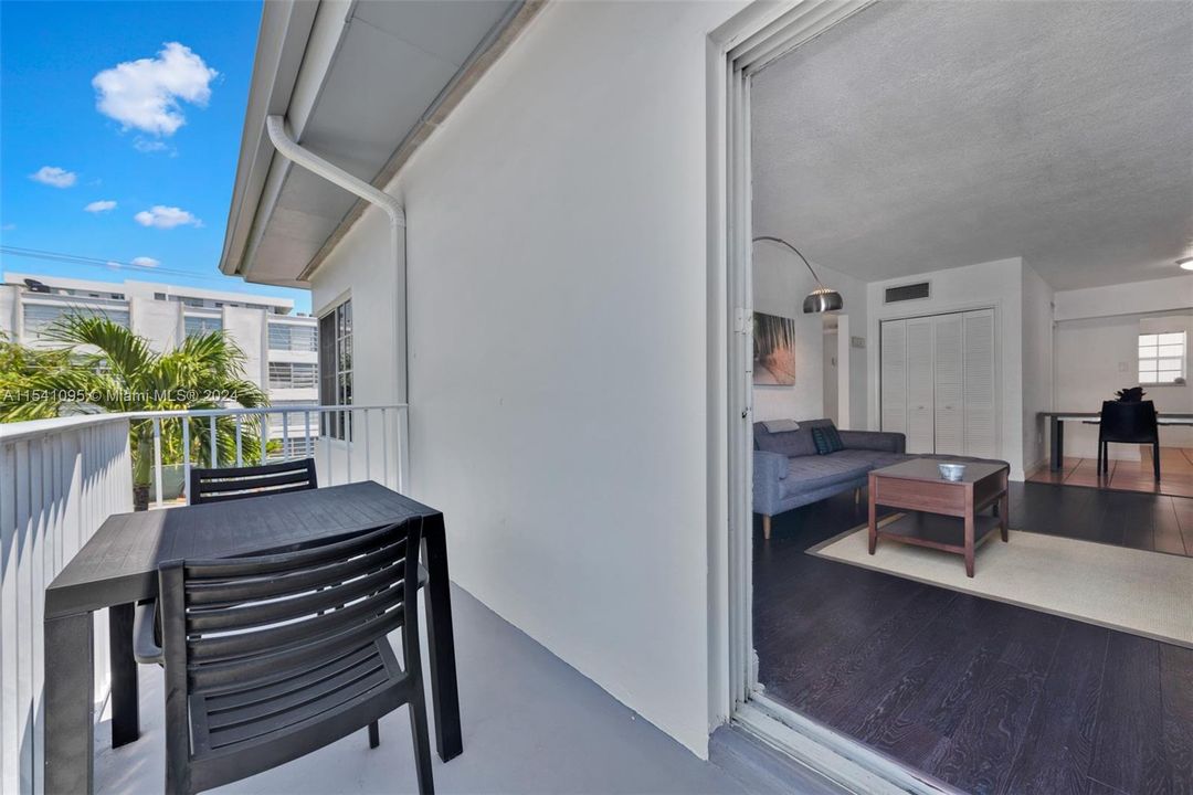 For Sale: $469,000 (2 beds, 2 baths, 1091 Square Feet)