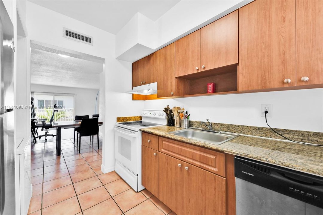 For Sale: $469,000 (2 beds, 2 baths, 1091 Square Feet)