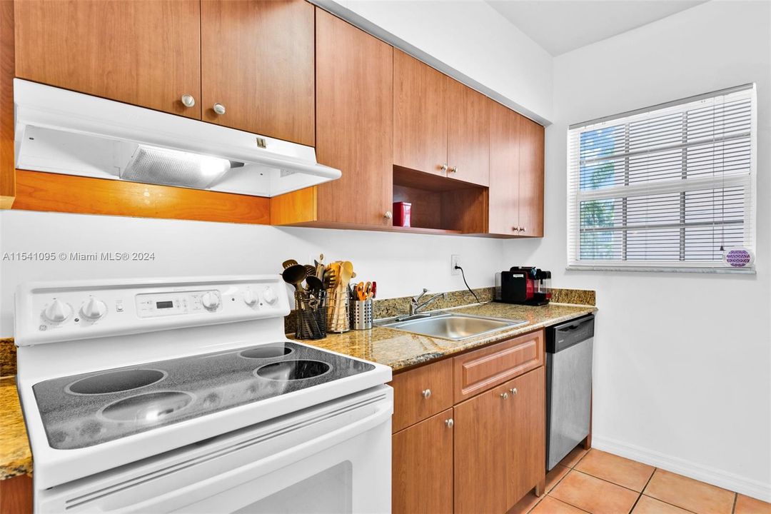 For Sale: $469,000 (2 beds, 2 baths, 1091 Square Feet)