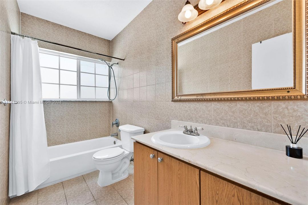 For Sale: $469,000 (2 beds, 2 baths, 1091 Square Feet)